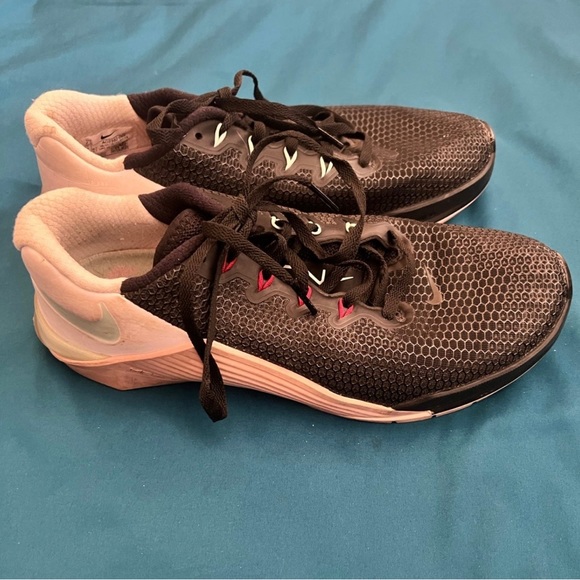Nike Shoes - Women’s Nike metcon size 7.5